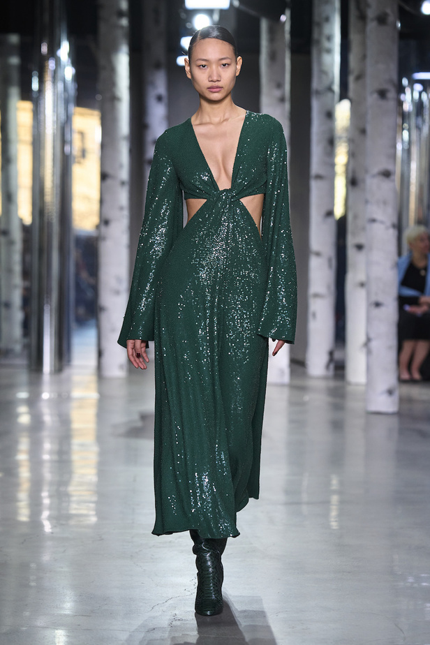 من مجموعة مايكل كورس لموسم خريف وشتاء 2023