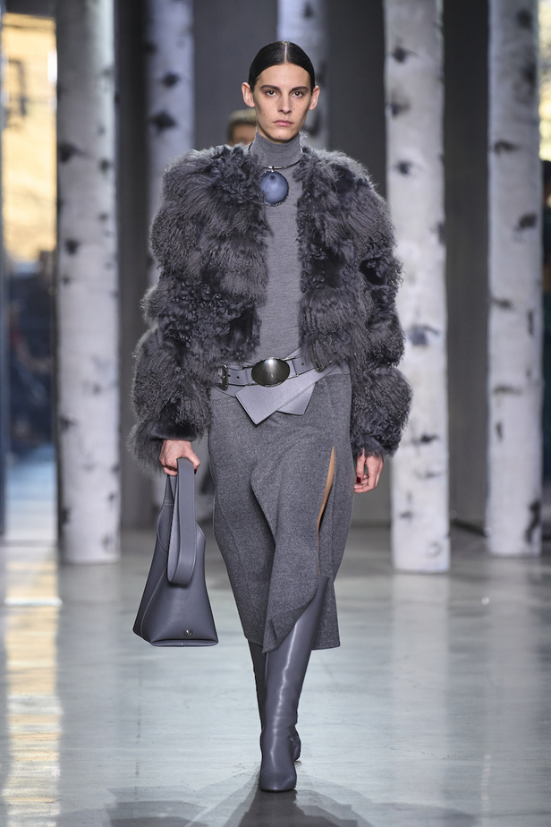 من مجموعة مايكل كورس لموسم خريف وشتاء 2023