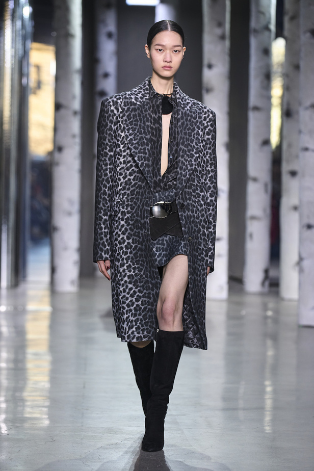 من مجموعة مايكل كورس لموسم خريف وشتاء 2023