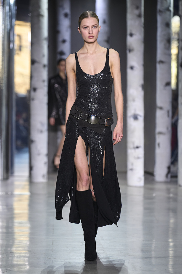 من مجموعة مايكل كورس لموسم خريف وشتاء 2023