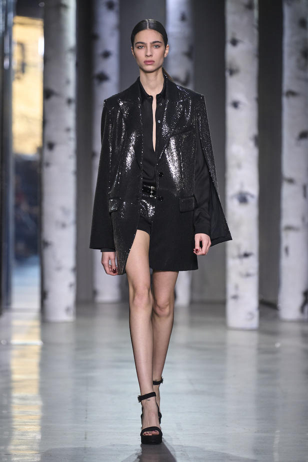 من مجموعة مايكل كورس لموسم خريف وشتاء 2023