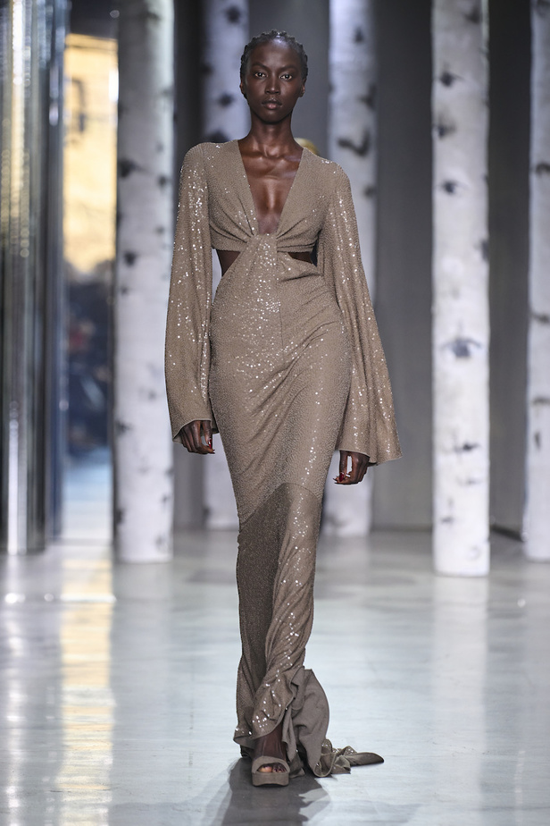 من مجموعة مايكل كورس لموسم خريف وشتاء 2023