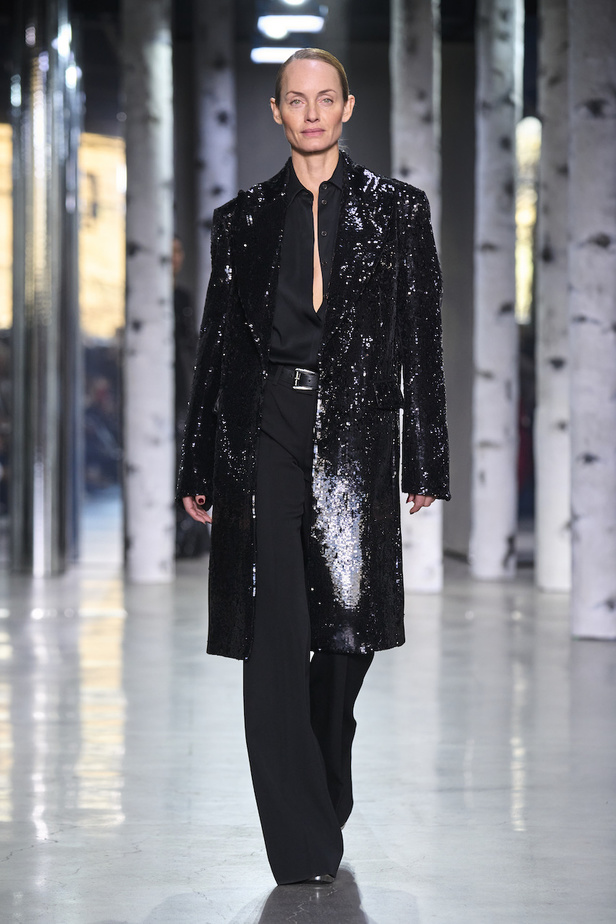 من مجموعة مايكل كورس لموسم خريف وشتاء 2023