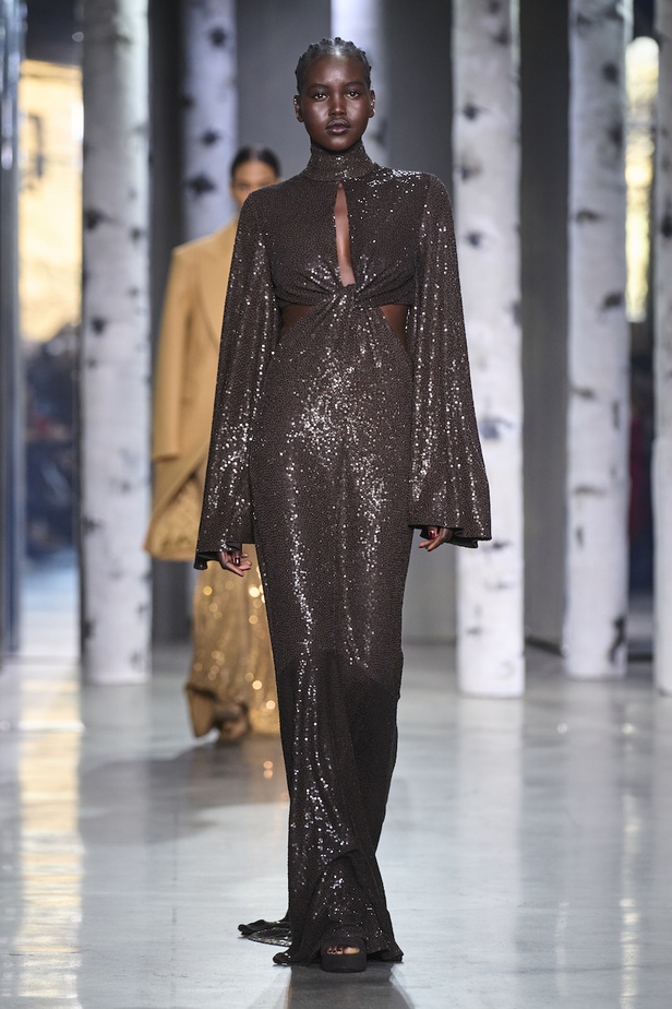 من مجموعة مايكل كورس لموسم خريف وشتاء 2023