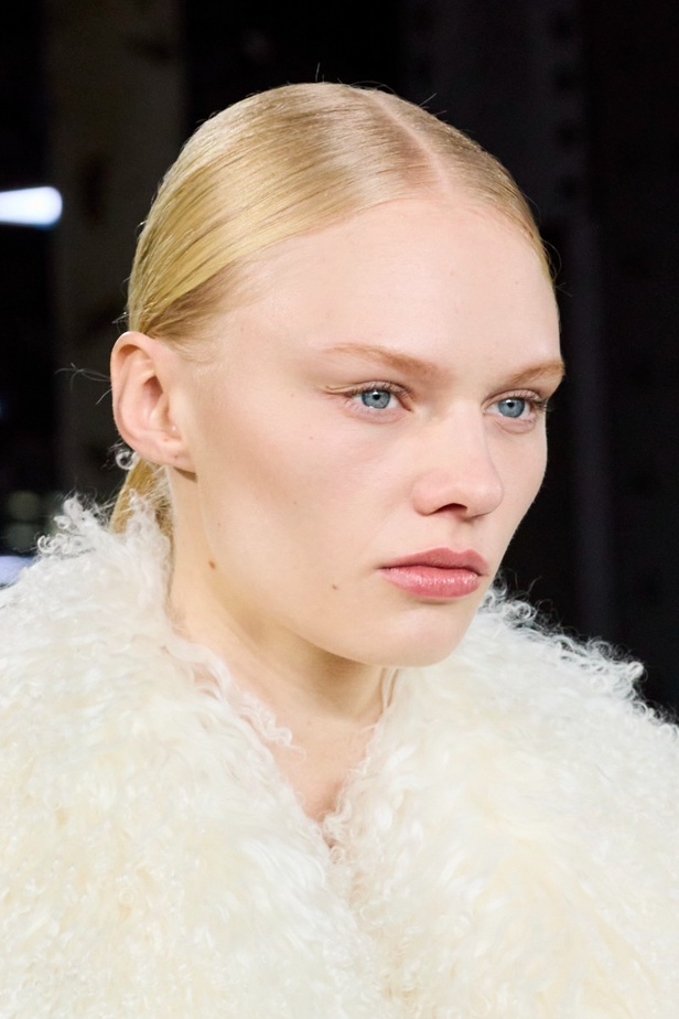 اطلالات جمالية من اطلالات جمالية من مجموعة مايكل كورس لخريف 2023