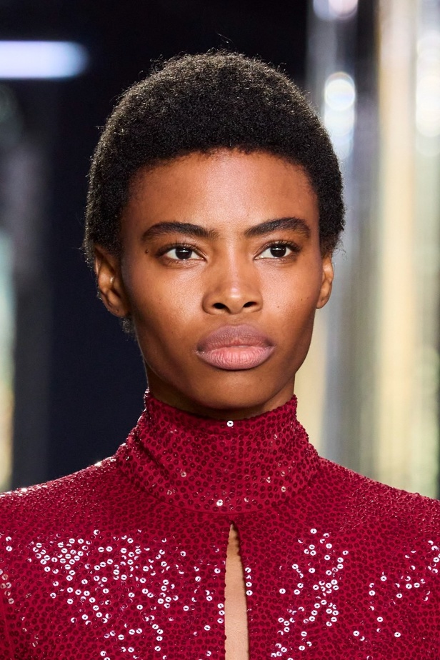 اطلالات جمالية من اطلالات جمالية من مجموعة مايكل كورس لخريف 2023