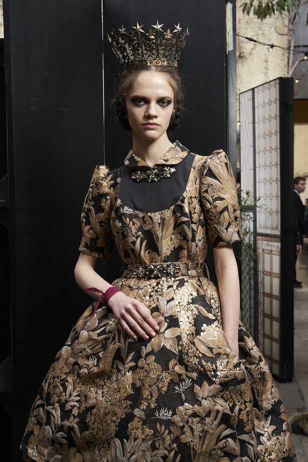 أنطونيو ماراس يقدم مجموعة ضخمة فيها تفاصيل رومانسية غامضة