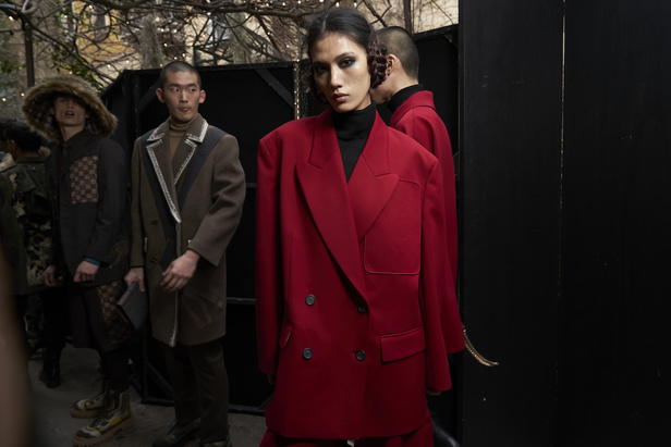 أنطونيو ماراس يقدم مجموعة ضخمة فيها تفاصيل رومانسية غامضة