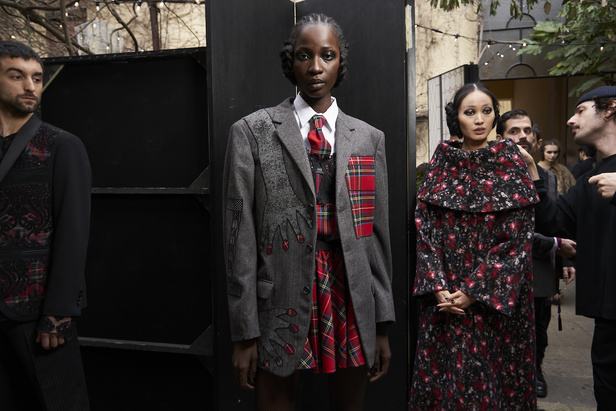 أنطونيو ماراس يقدم مجموعة ضخمة فيها تفاصيل رومانسية غامضة