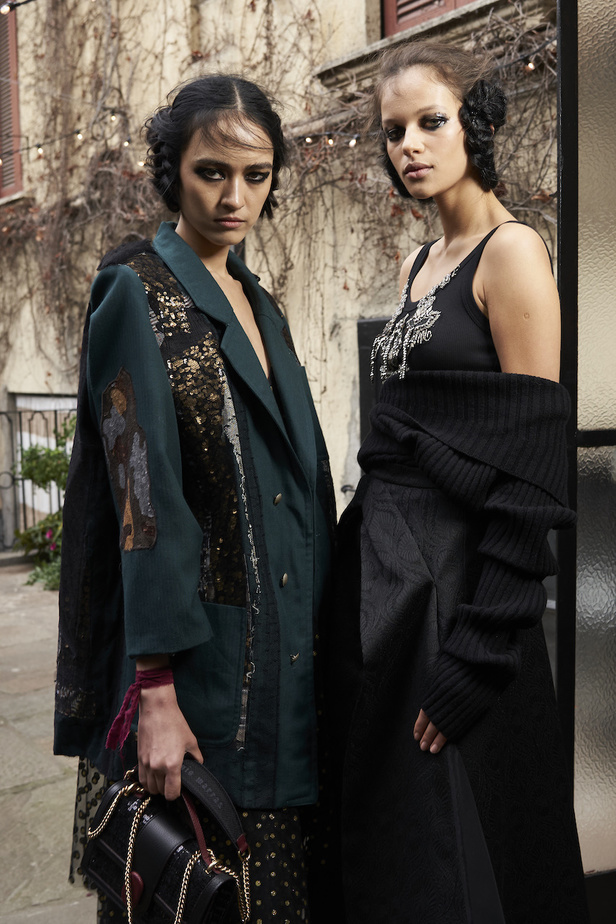 أنطونيو ماراس يقدم مجموعة ضخمة فيها تفاصيل رومانسية غامضة