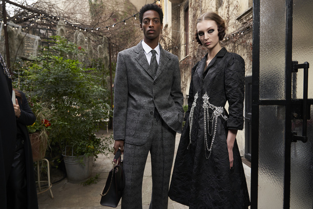 أنطونيو ماراس يقدم مجموعة ضخمة فيها تفاصيل رومانسية غامضة