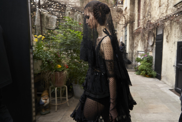 أنطونيو ماراس يقدم مجموعة ضخمة فيها تفاصيل رومانسية غامضة