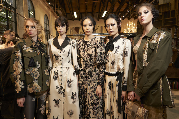 أنطونيو ماراس يقدم مجموعة ضخمة فيها تفاصيل رومانسية غامضة