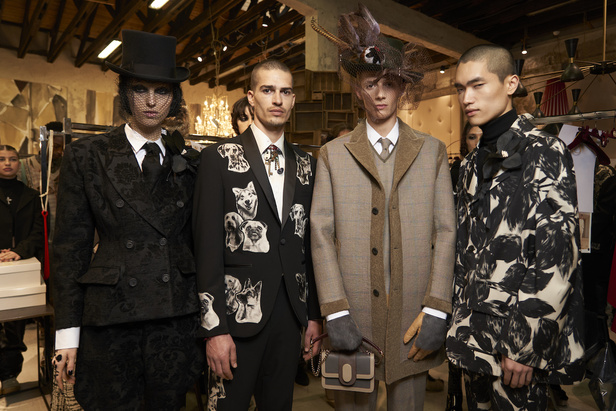 أنطونيو ماراس يقدم مجموعة ضخمة فيها تفاصيل رومانسية غامضة