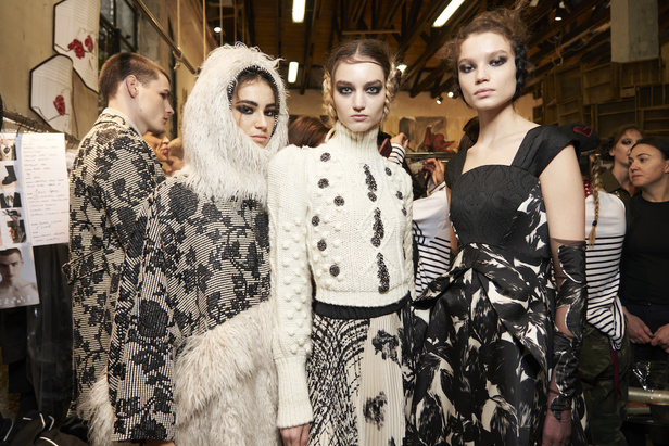 أنطونيو ماراس يقدم مجموعة ضخمة فيها تفاصيل رومانسية غامضة