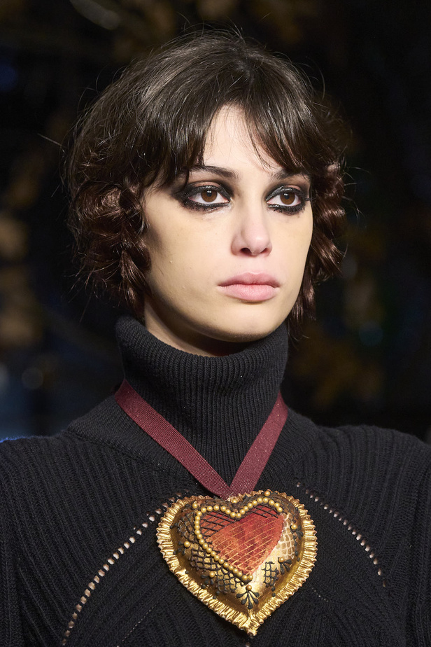 أنطونيو ماراس يقدم مجموعة ضخمة فيها تفاصيل رومانسية غامضة