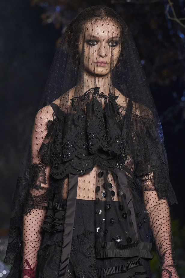 أنطونيو ماراس يقدم مجموعة ضخمة فيها تفاصيل رومانسية غامضة