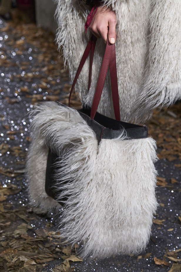 أنطونيو ماراس يقدم مجموعة ضخمة فيها تفاصيل رومانسية غامضة