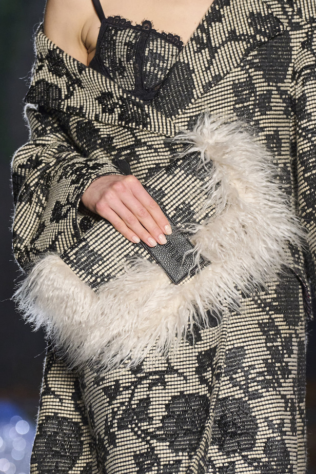 أنطونيو ماراس يقدم مجموعة ضخمة فيها تفاصيل رومانسية غامضة