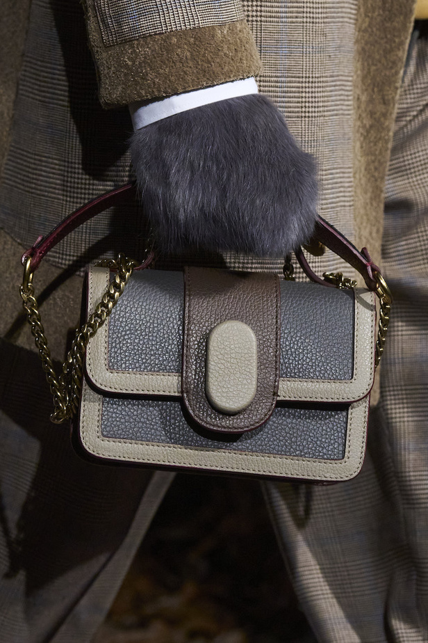 أنطونيو ماراس يقدم مجموعة ضخمة فيها تفاصيل رومانسية غامضة