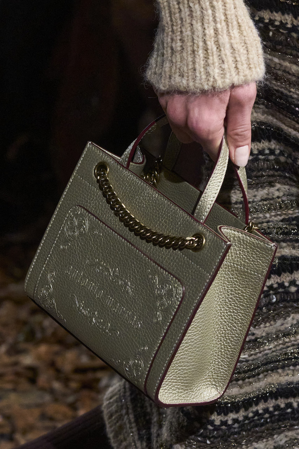 أنطونيو ماراس يقدم مجموعة ضخمة فيها تفاصيل رومانسية غامضة