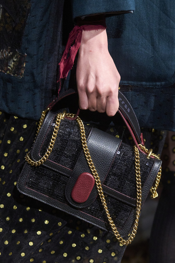 أنطونيو ماراس يقدم مجموعة ضخمة فيها تفاصيل رومانسية غامضة