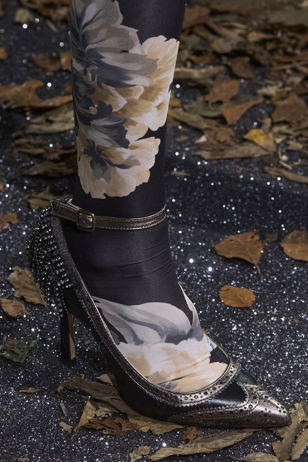 أنطونيو ماراس يقدم مجموعة ضخمة فيها تفاصيل رومانسية غامضة