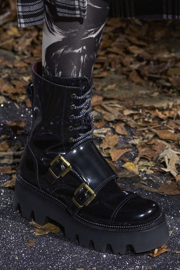 أنطونيو ماراس يقدم مجموعة ضخمة فيها تفاصيل رومانسية غامضة