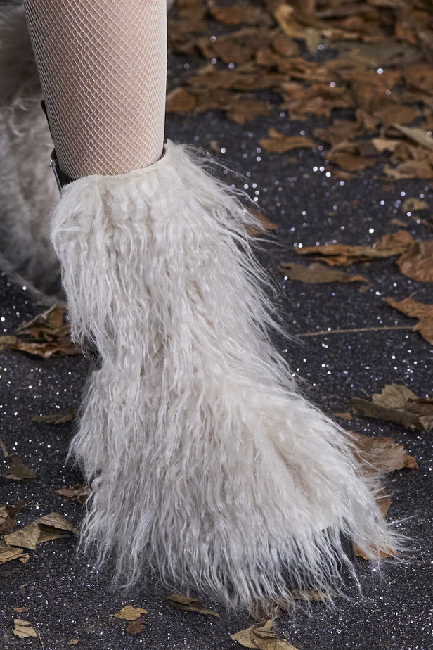 أنطونيو ماراس يقدم مجموعة ضخمة فيها تفاصيل رومانسية غامضة