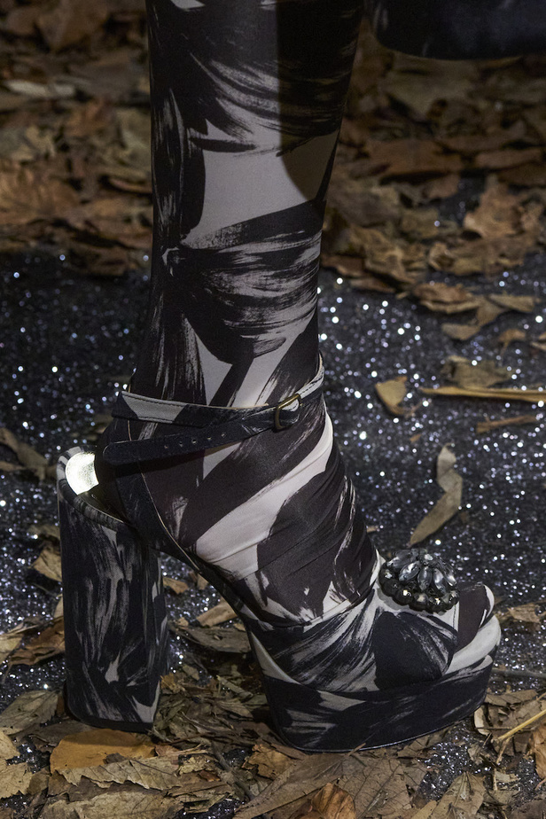 أنطونيو ماراس يقدم مجموعة ضخمة فيها تفاصيل رومانسية غامضة