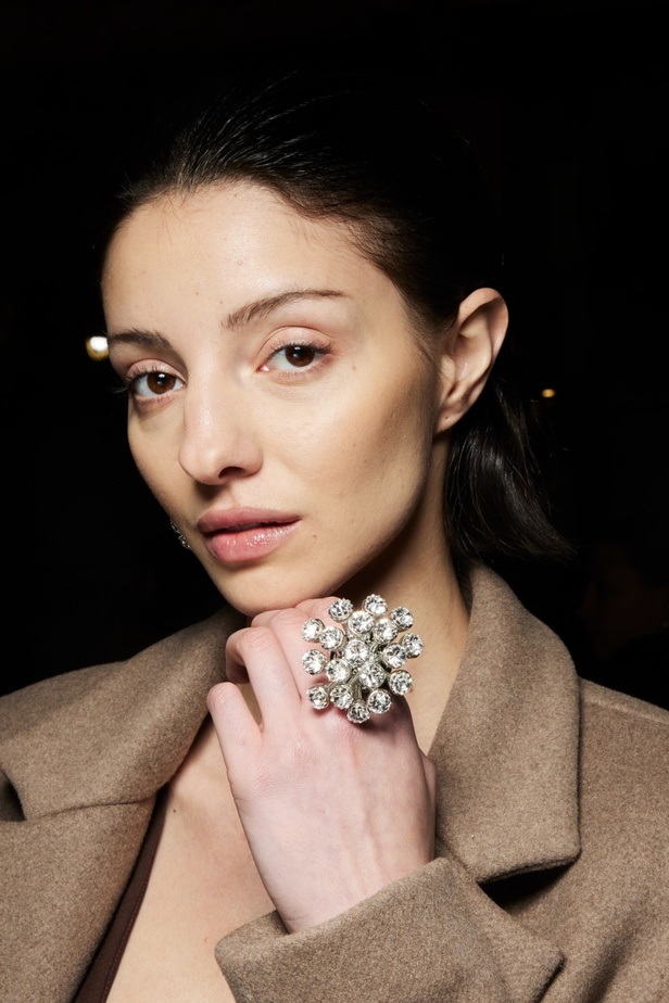 اكسسوارات من مجموعة براندون ماكسويل لخريف وشتاء 2023-2024