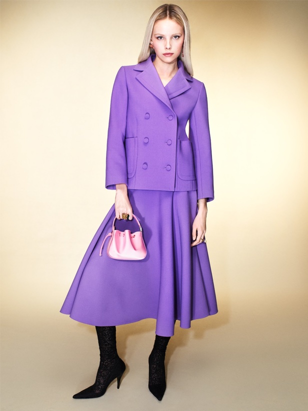 مجموعة أوسكار دي لا رنتا لخريف 2023 تعكس رؤية الدار وإبداعها 