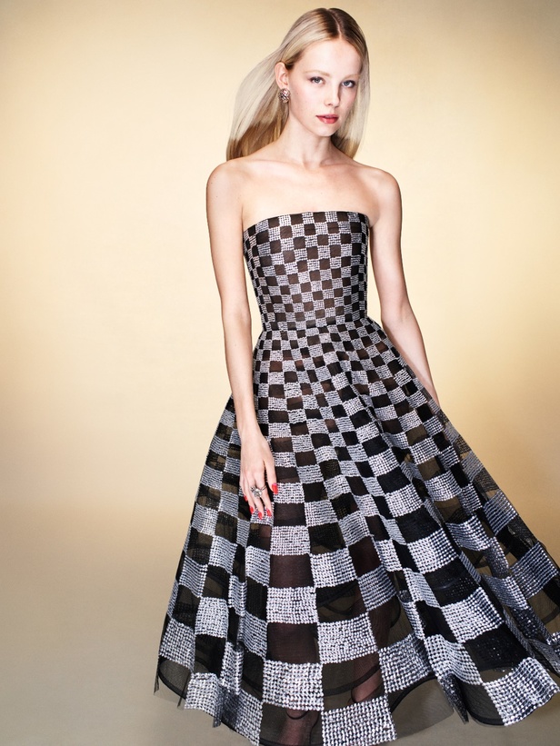 مجموعة أوسكار دي لا رنتا لخريف 2023 تعكس رؤية الدار وإبداعها 