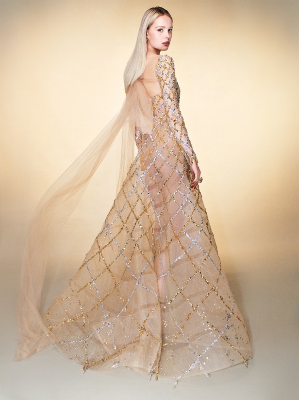 مجموعة أوسكار دي لا رنتا لخريف 2023 تعكس رؤية الدار وإبداعها 