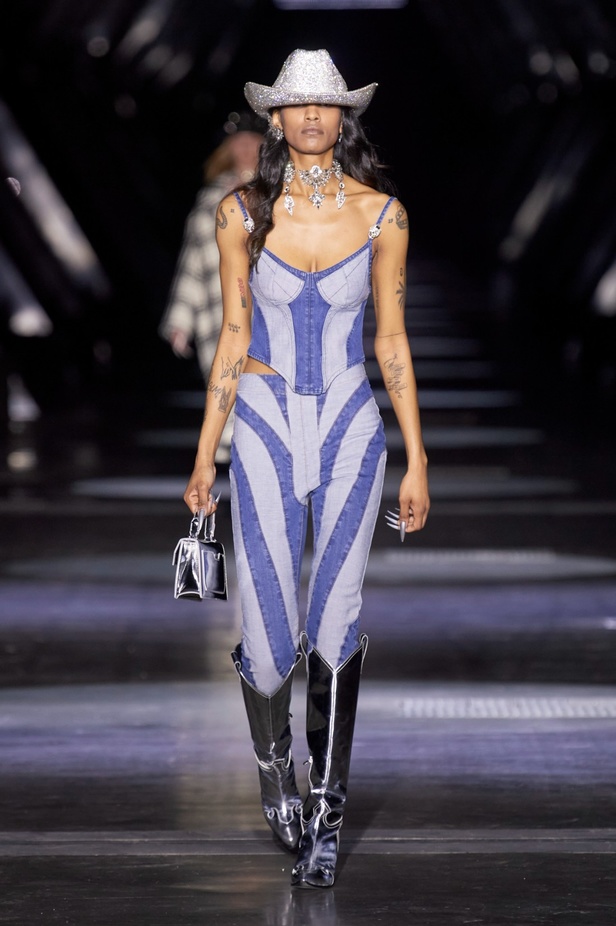 Philipp Plein يعود إلى ميلان بمجموعة خريف وشتاء 2023-2024 بعنوان Chrome Cowboy