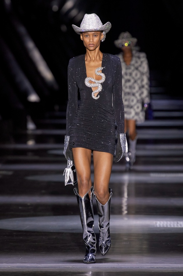 Philipp Plein يعود إلى ميلان بمجموعة خريف وشتاء 2023-2024 بعنوان Chrome Cowboy