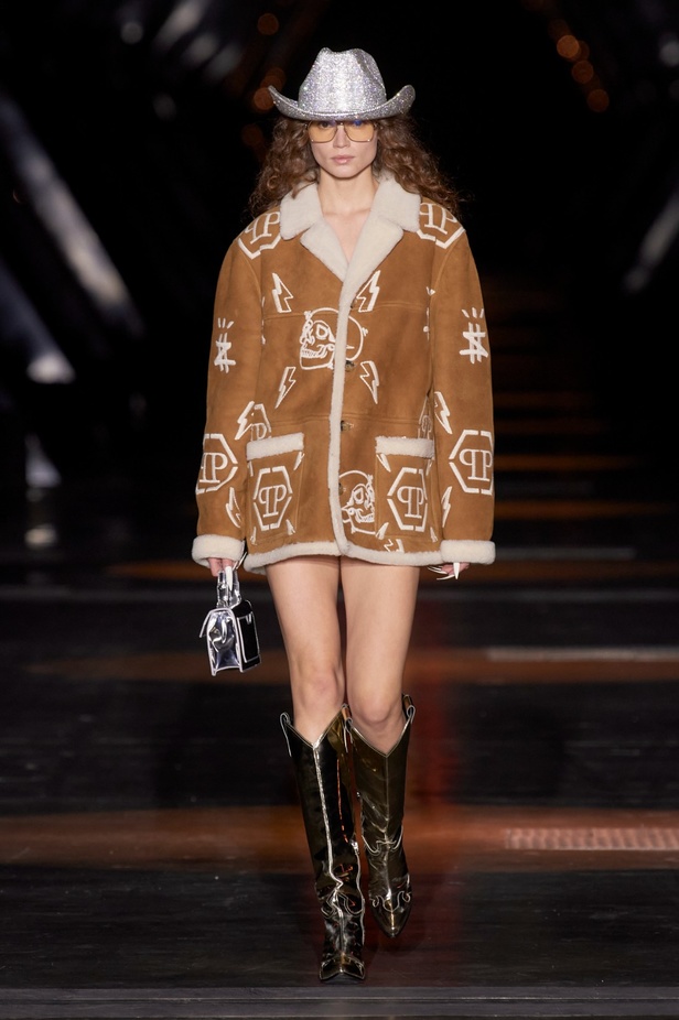Philipp Plein يعود إلى ميلان بمجموعة خريف وشتاء 2023-2024 بعنوان Chrome Cowboy