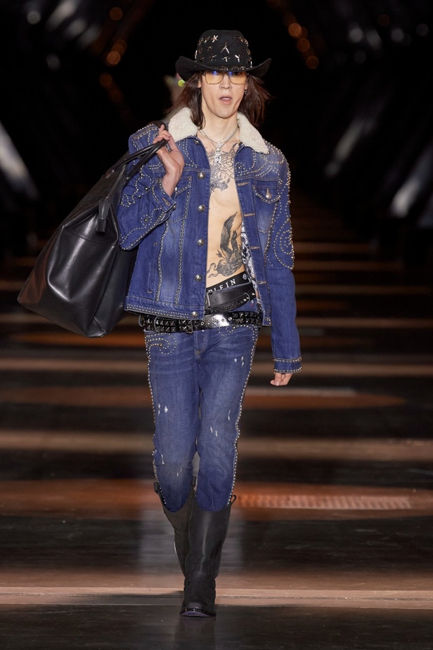 Philipp Plein يعود إلى ميلان بمجموعة خريف وشتاء 2023-2024 بعنوان Chrome Cowboy