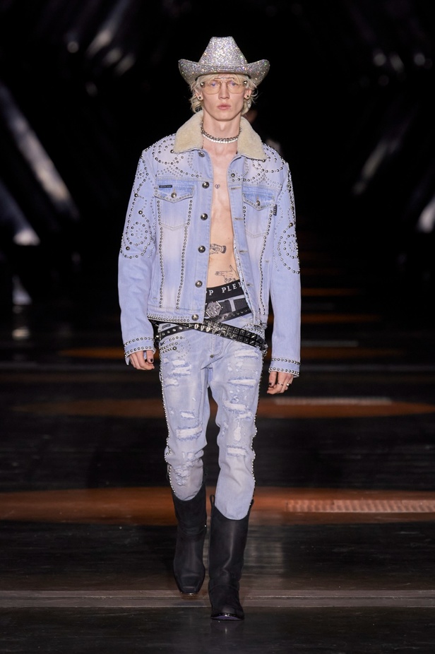 Philipp Plein يعود إلى ميلان بمجموعة خريف وشتاء 2023-2024 بعنوان Chrome Cowboy