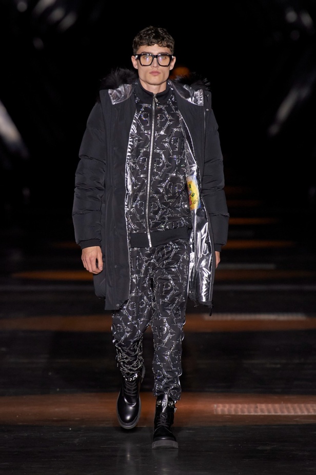 Philipp Plein يعود إلى ميلان بمجموعة خريف وشتاء 2023-2024 بعنوان Chrome Cowboy