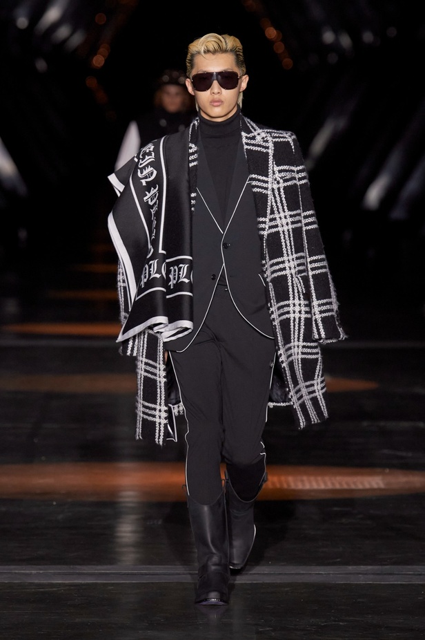 Philipp Plein يعود إلى ميلان بمجموعة خريف وشتاء 2023-2024 بعنوان Chrome Cowboy