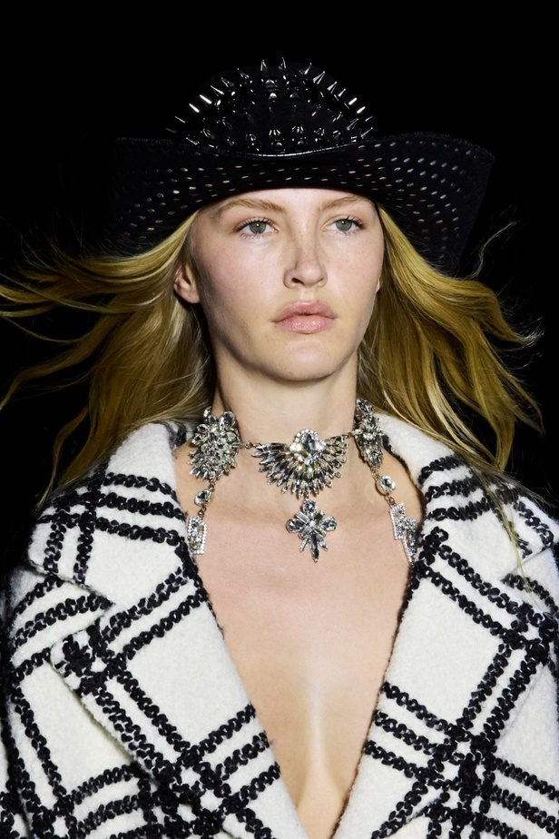 Philipp Plein يعود إلى ميلان بمجموعة خريف وشتاء 2023-2024 بعنوان Chrome Cowboy