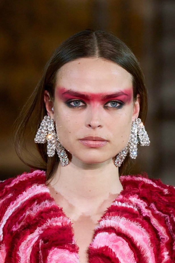 اطلالات جمالية من مجموعة Prabal Gurung لخريف وشتاء 2023 في نيويورك..