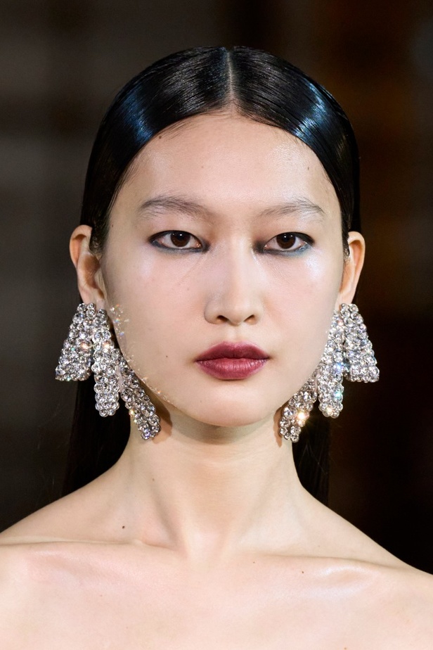 اطلالات جمالية من مجموعة Prabal Gurung لخريف وشتاء 2023 في نيويورك..