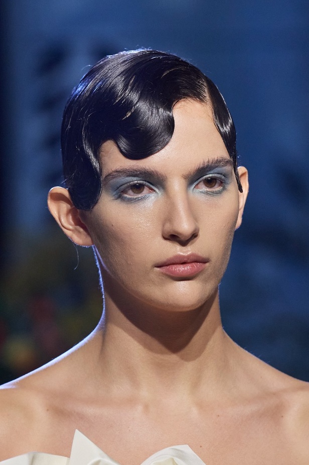 اطلالات جمالية من مجموعة  Richard Quinn لموسم خريف 2023