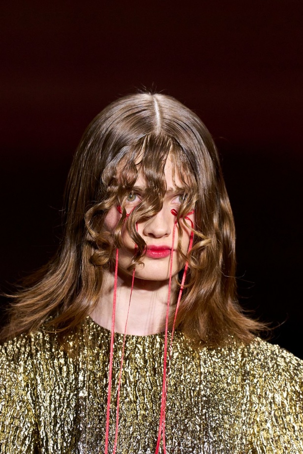 اطلالات جمالية من مجموعة سيمون روشا لخريف وشتاء 2024