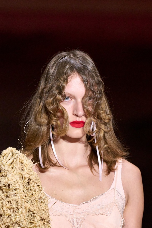 اطلالات جمالية من مجموعة سيمون روشا لخريف وشتاء 2024