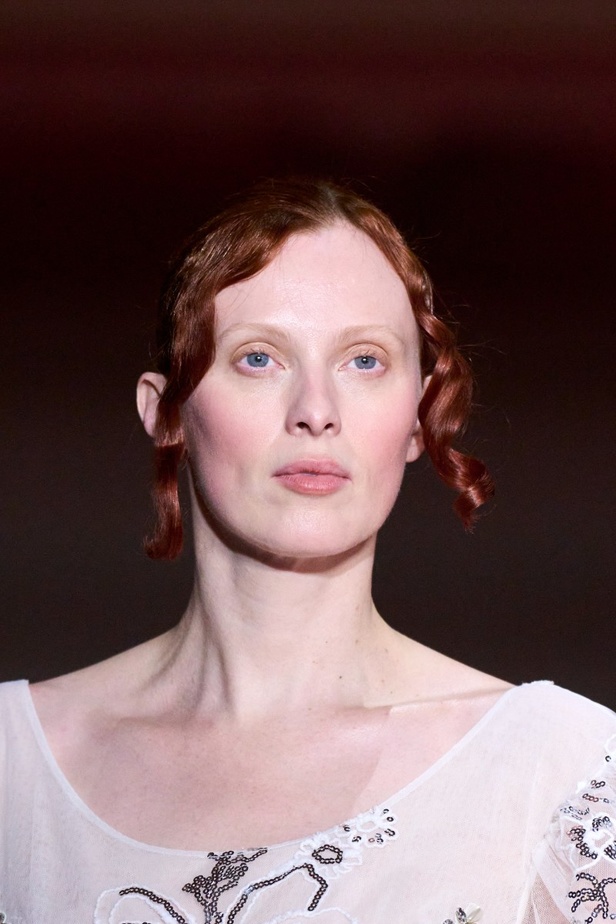 اطلالات جمالية من مجموعة سيمون روشا لخريف وشتاء 2024