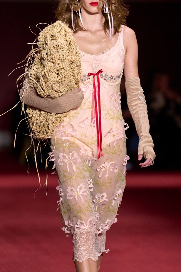 مجموعة سيمون روشا لخريف وشتاء 2024