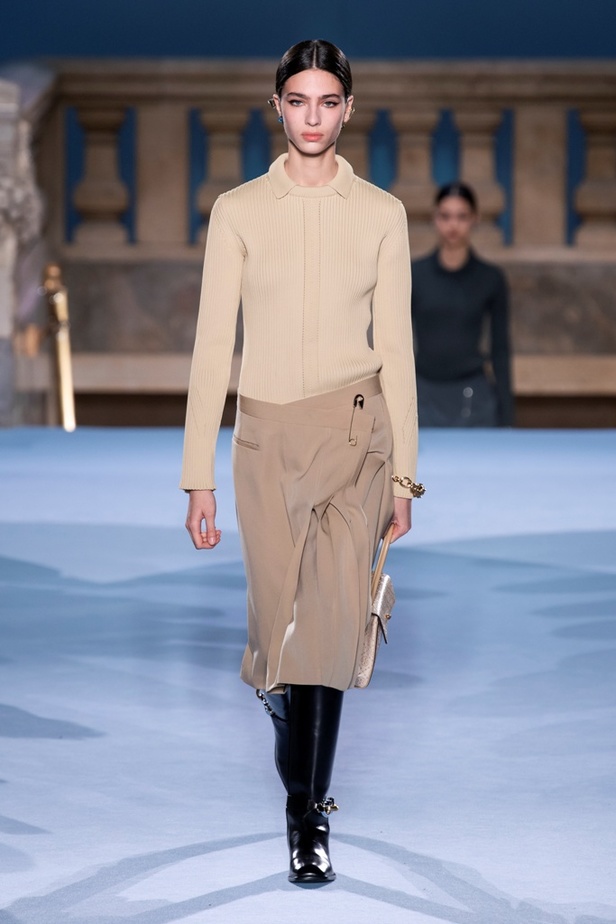 الطبقات البسيطة والمتناسقة ومزيج الألوان عنوان مجموعة TORY BURCH